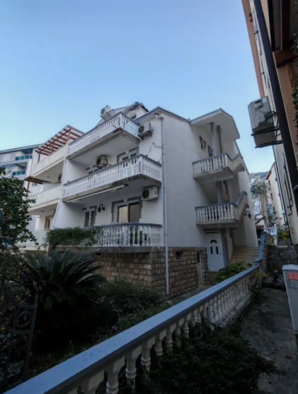 Hotel od 345 m2 na prodaju u Becicima