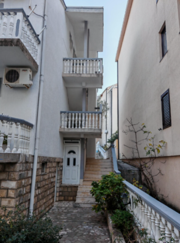 Hotel od 345 m2 na prodaju u Becicima