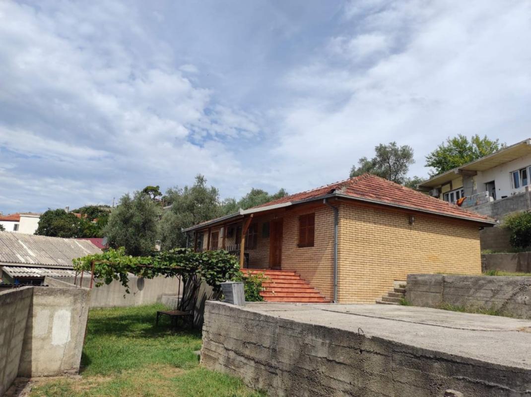 A family house in an Old Bar is for sale.