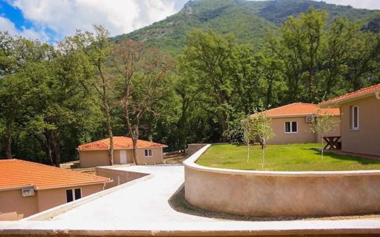 A house for rent for a long time in a secluded place, a Bar.