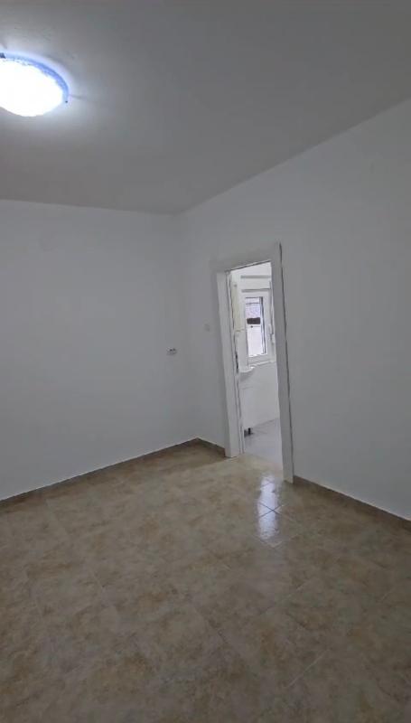 A house in Polye with a plot of land, a bar for rent for a long time