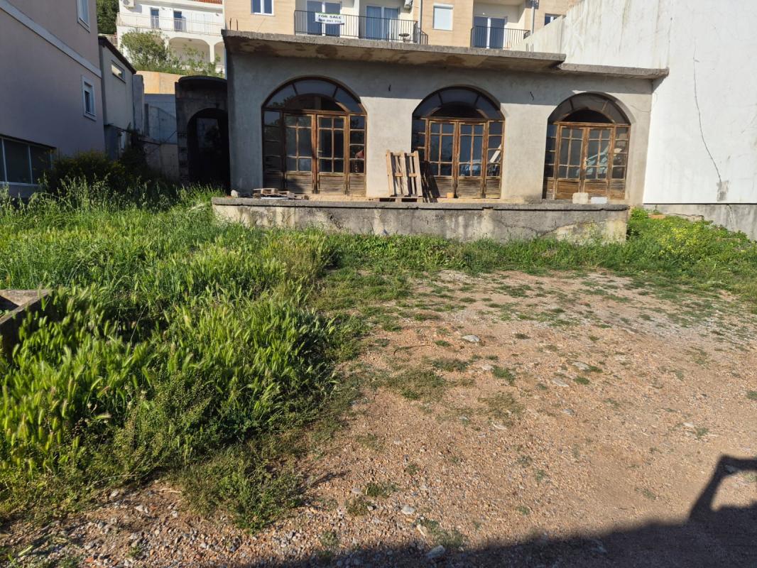 Kuća sa placem za renoviranje u centru Petrovca