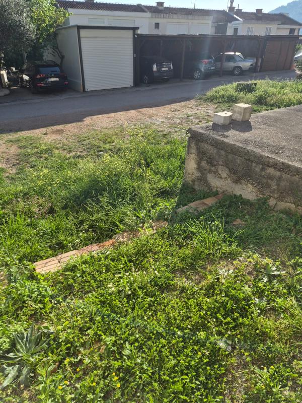 Kuća sa placem za renoviranje u centru Petrovca