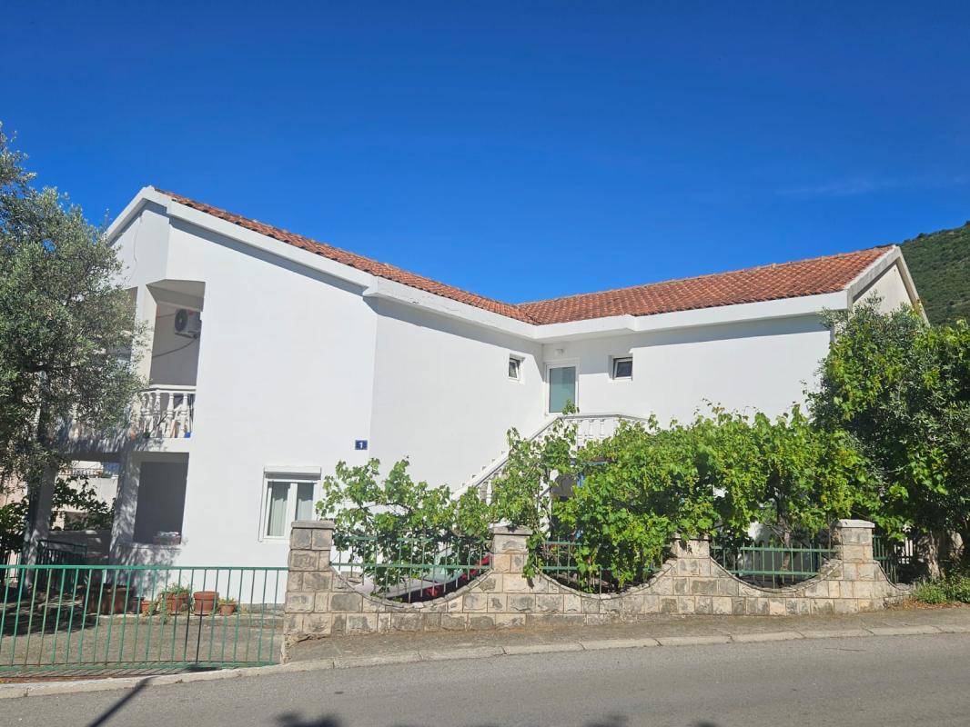 A house with a plot. Petrovac.
