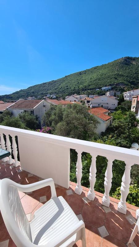 A house with a plot. Petrovac.