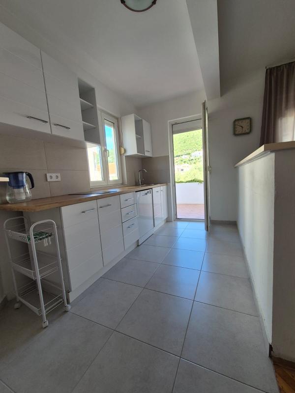 A house with a plot. Petrovac.