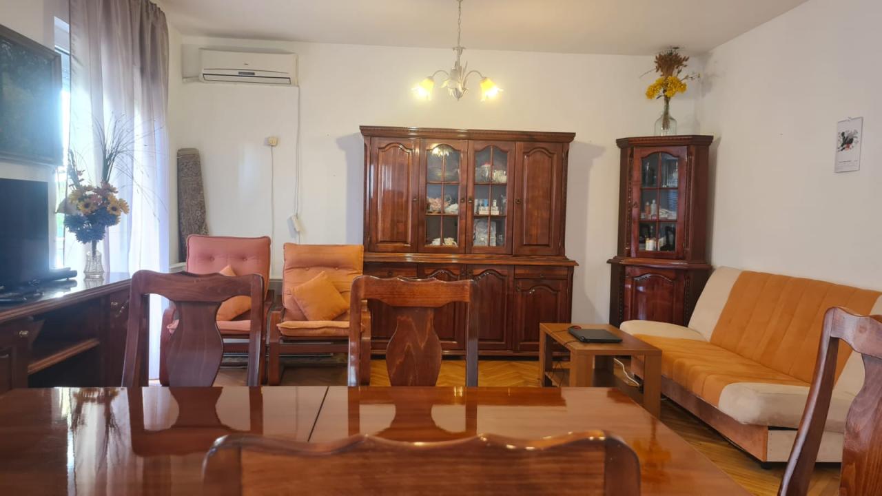 A house with a plot. Petrovac.