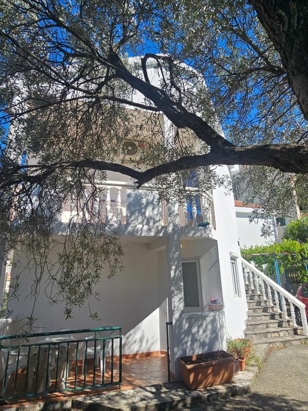 A house with a plot. Petrovac.
