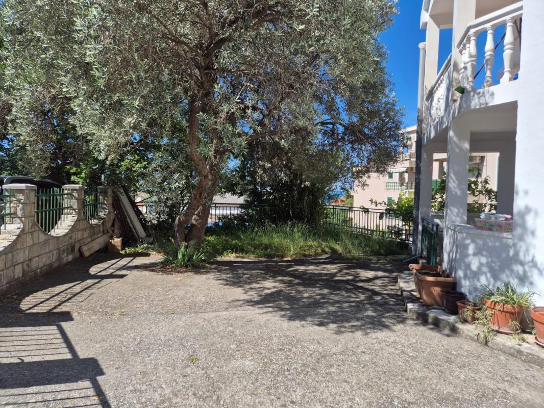 A house with a plot. Petrovac.