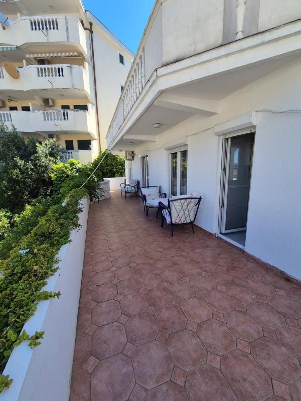 A house with a plot. Petrovac.