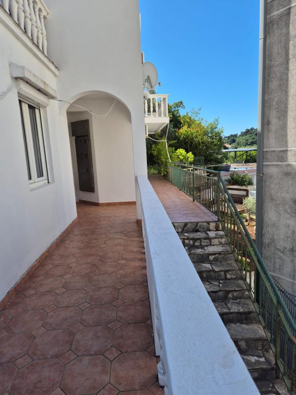 A house with a plot. Petrovac.