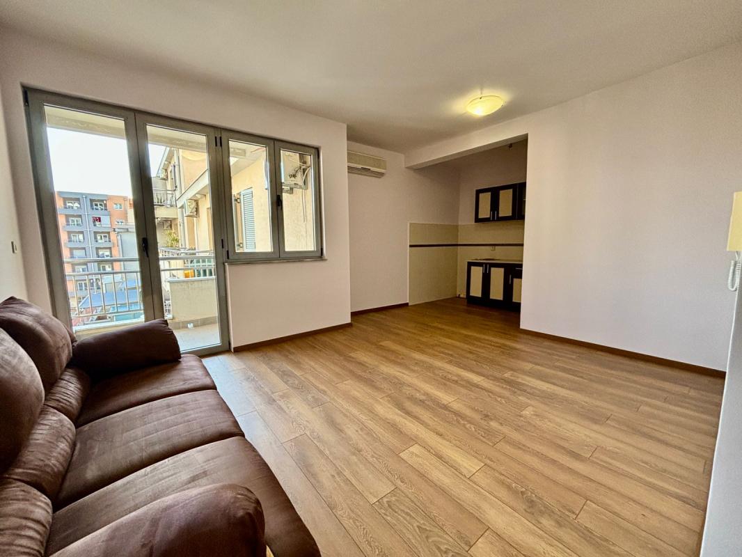 A large studio in a great location. Rosino