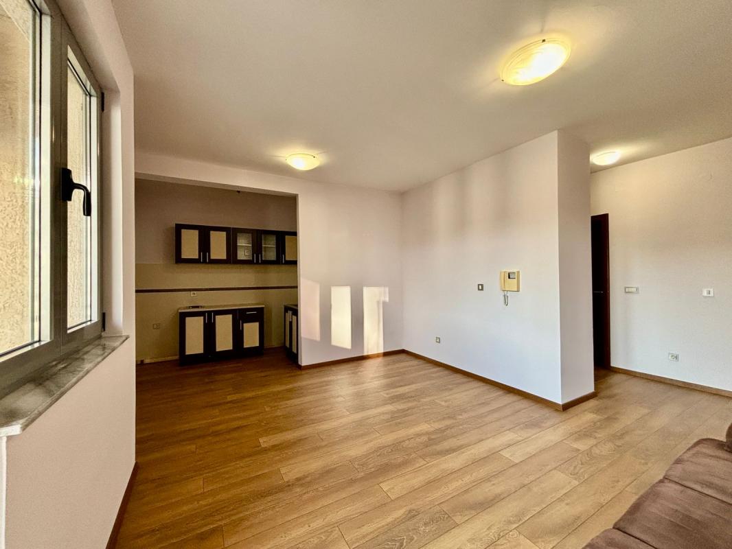 A large studio in a great location. Rosino