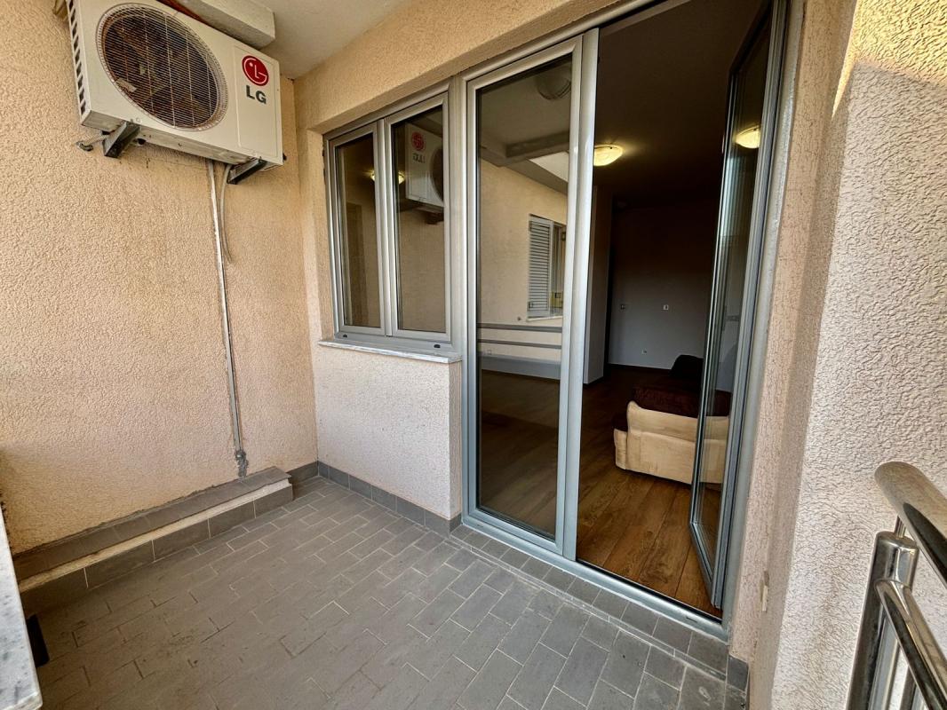 A large studio in a great location. Rosino