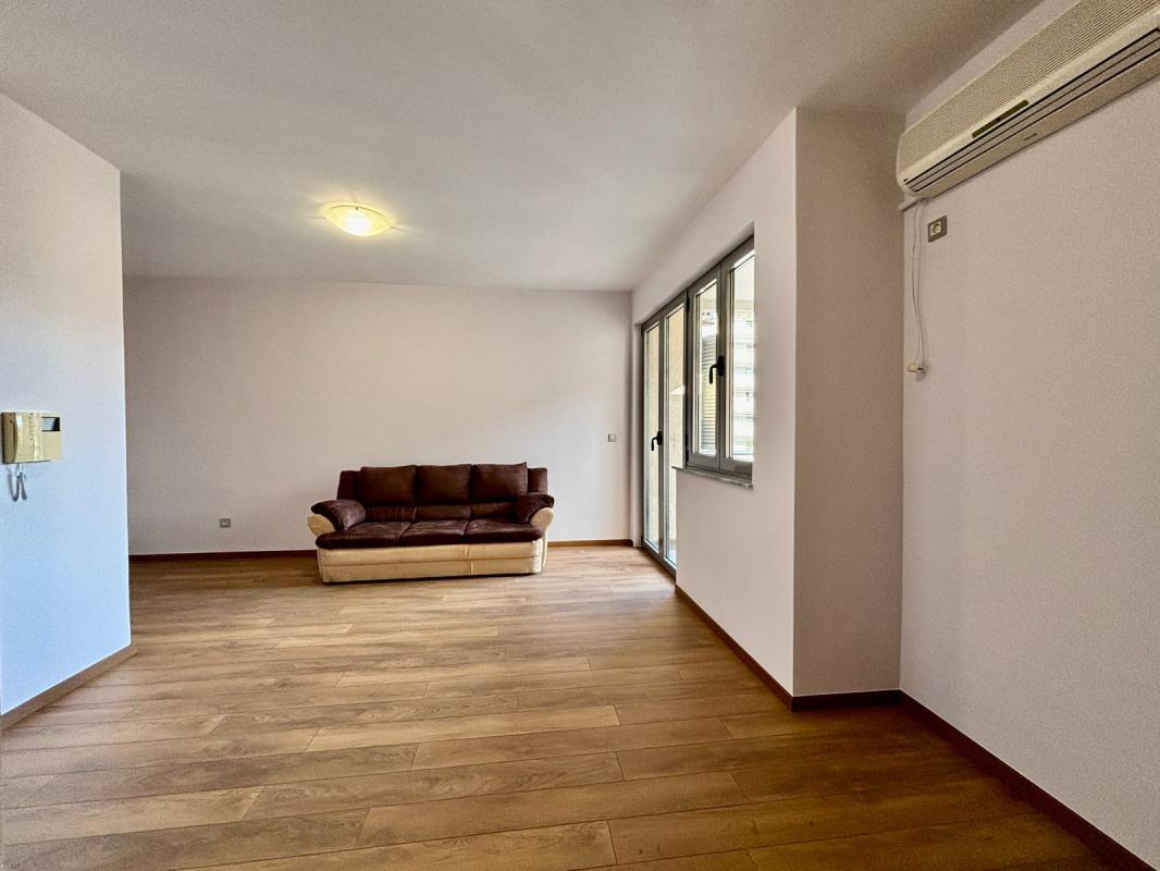 A large studio in a great location. Rosino