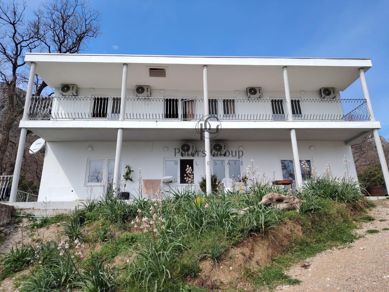 A panoramic duplex house with a large plot for sale in Sutomore, Zagrađe.