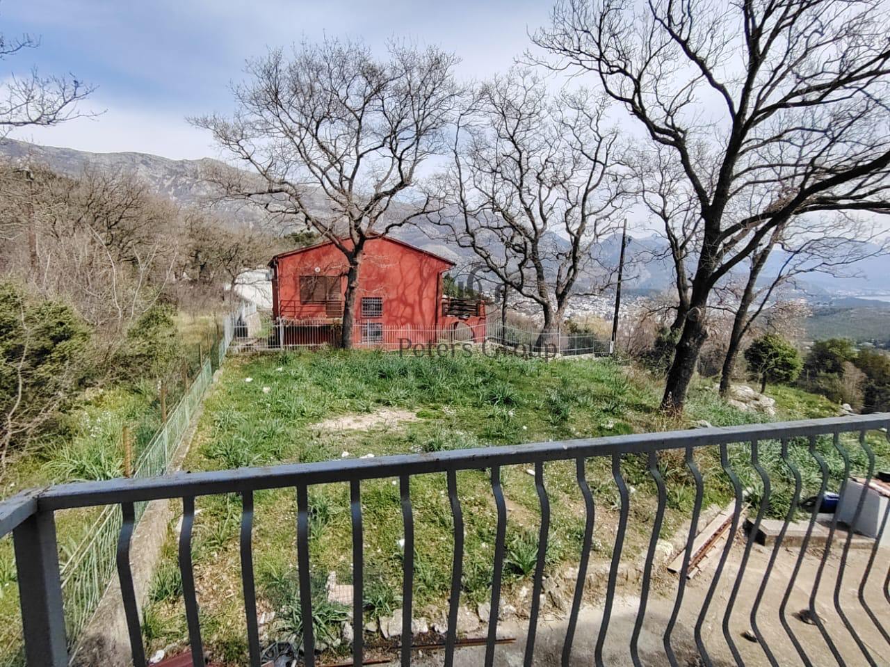 A panoramic duplex house with a large plot for sale in Sutomore, Zagrađe.