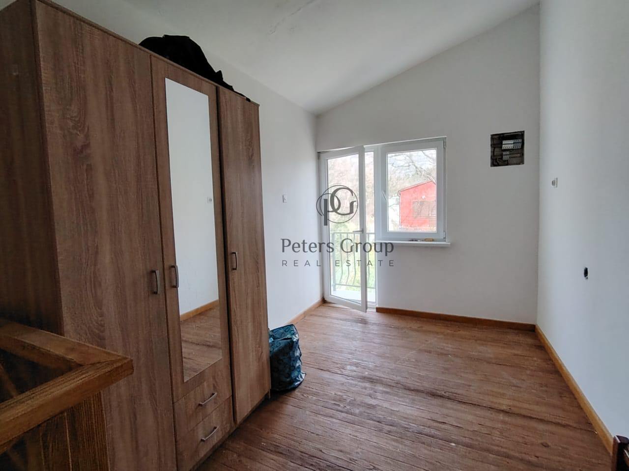 A panoramic duplex house with a large plot for sale in Sutomore, Zagrađe.