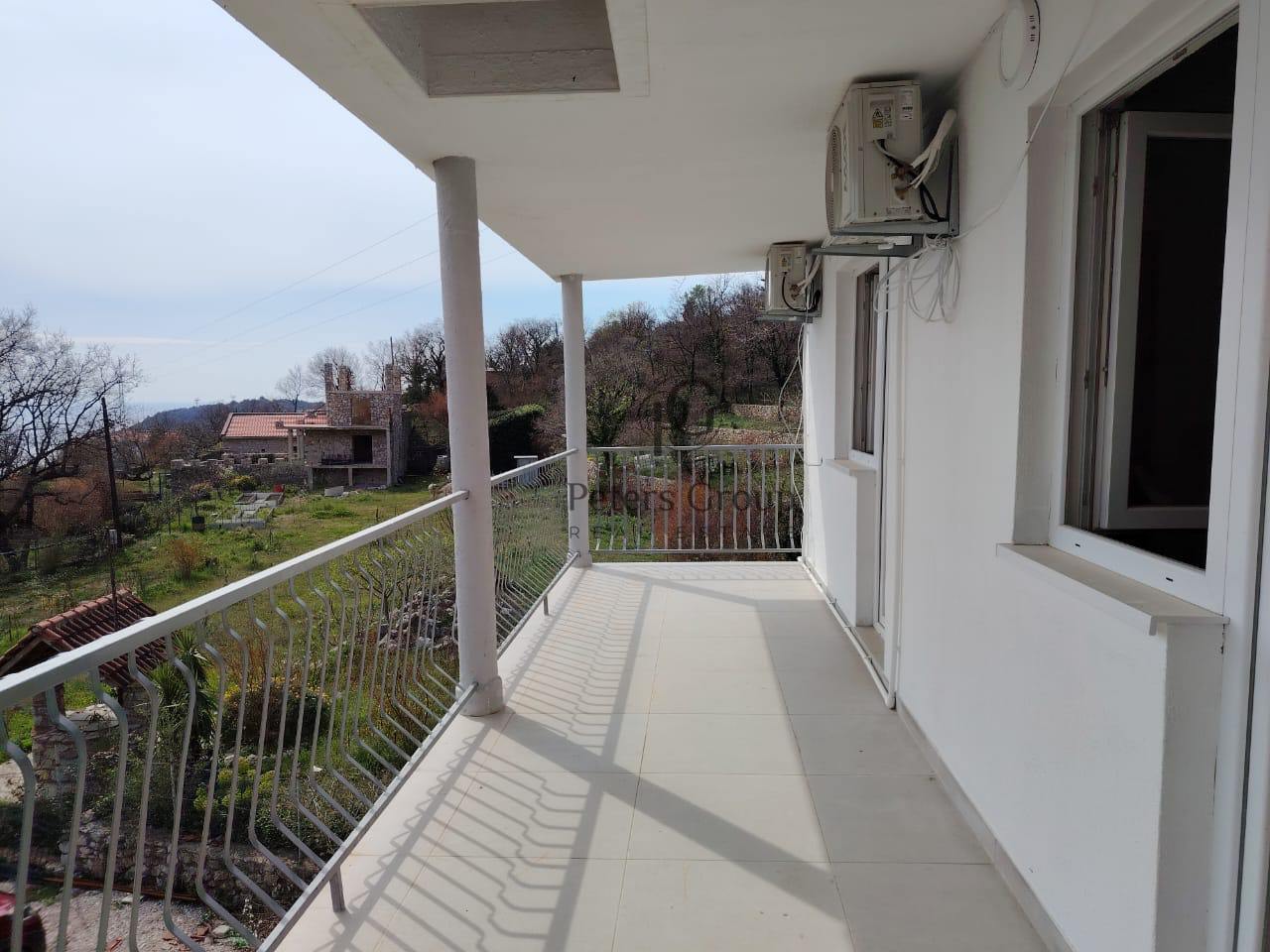 A panoramic duplex house with a large plot for sale in Sutomore, Zagrađe.