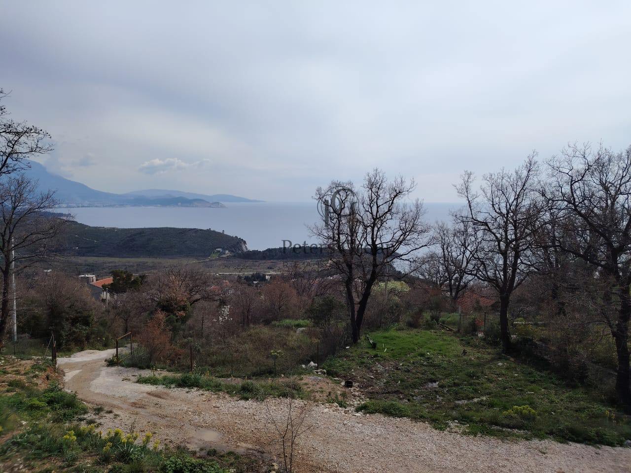 A panoramic duplex house with a large plot for sale in Sutomore, Zagrađe.