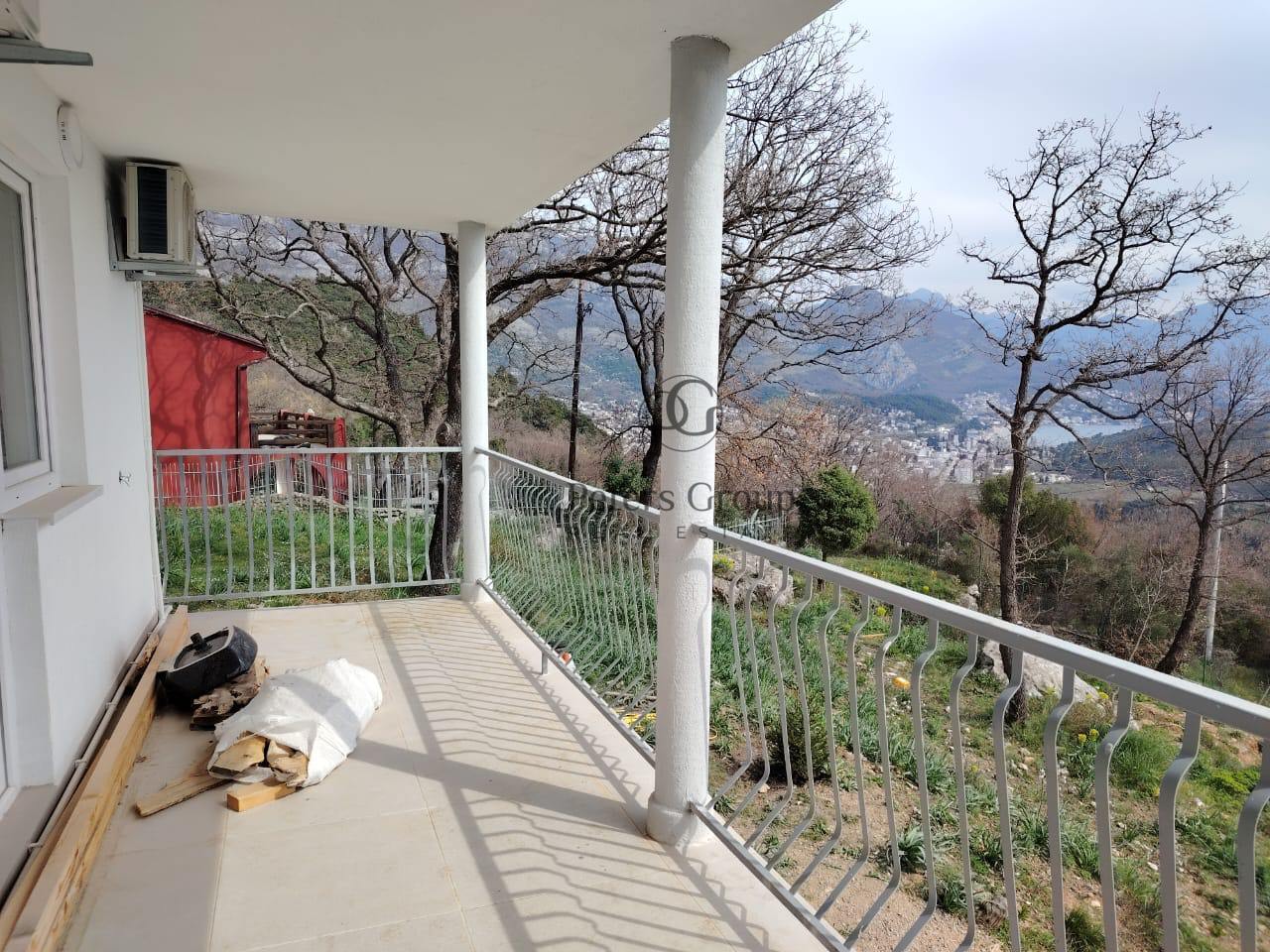 A panoramic duplex house with a large plot for sale in Sutomore, Zagrađe.