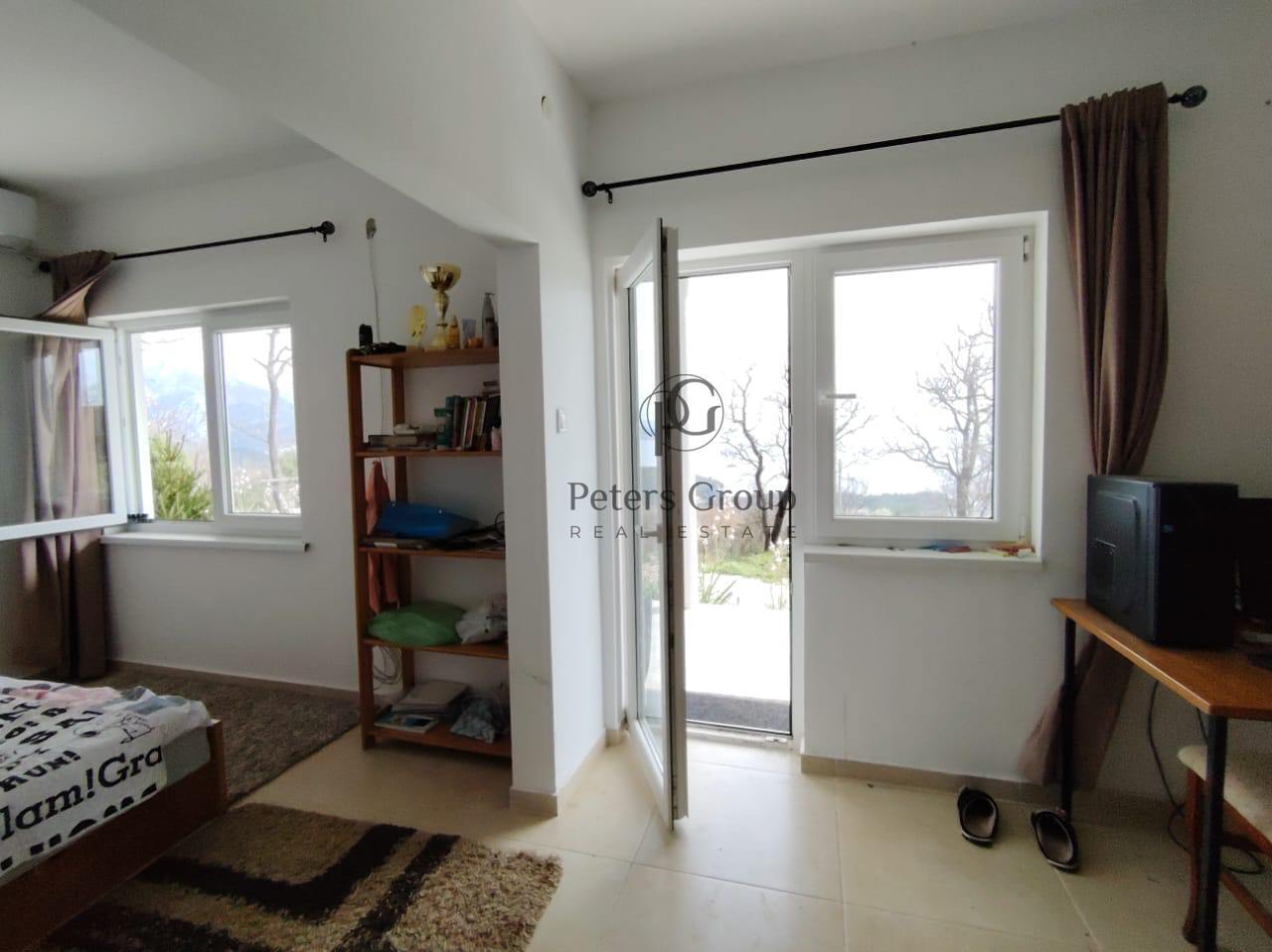 A panoramic duplex house with a large plot for sale in Sutomore, Zagrađe.