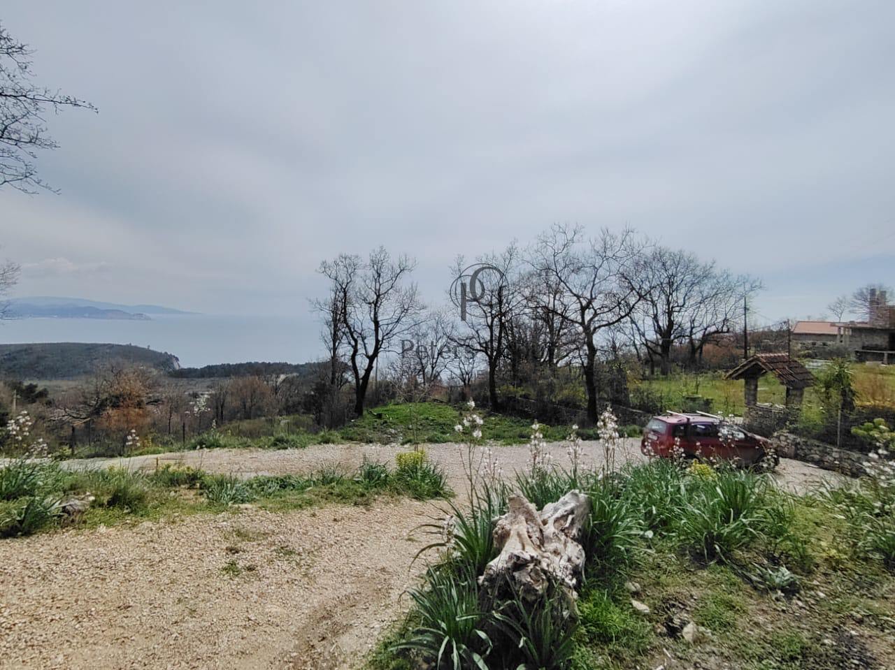 A panoramic duplex house with a large plot for sale in Sutomore, Zagrađe.