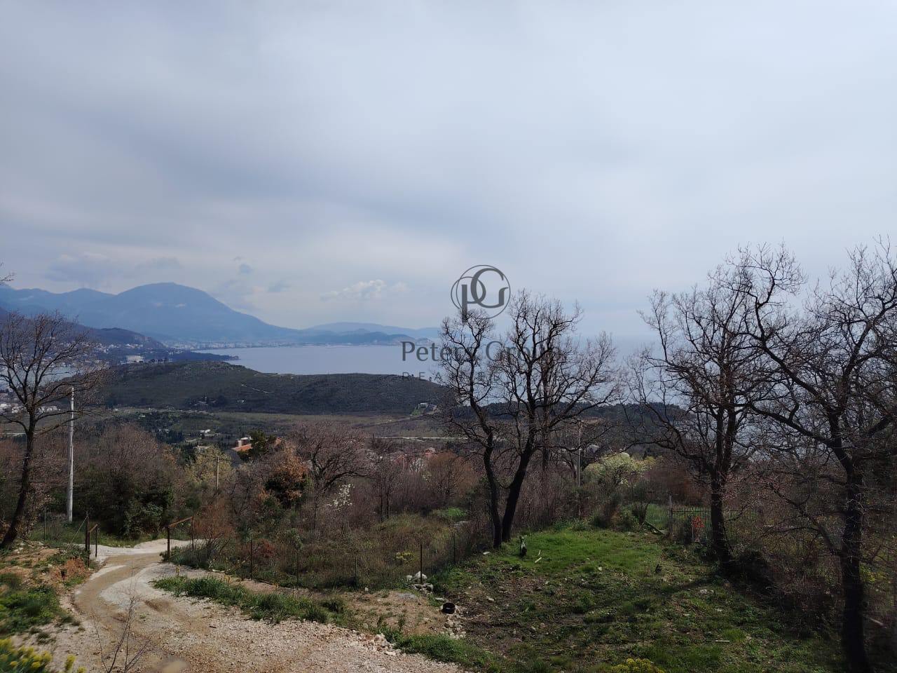 A panoramic duplex house with a large plot for sale in Sutomore, Zagrađe.