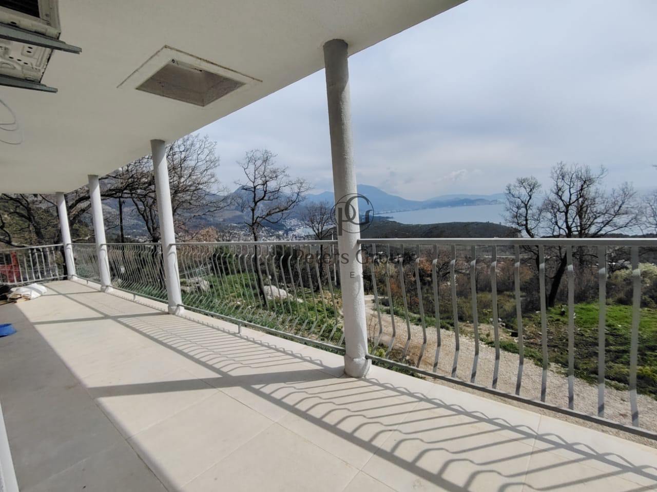 A panoramic duplex house with a large plot for sale in Sutomore, Zagrađe.