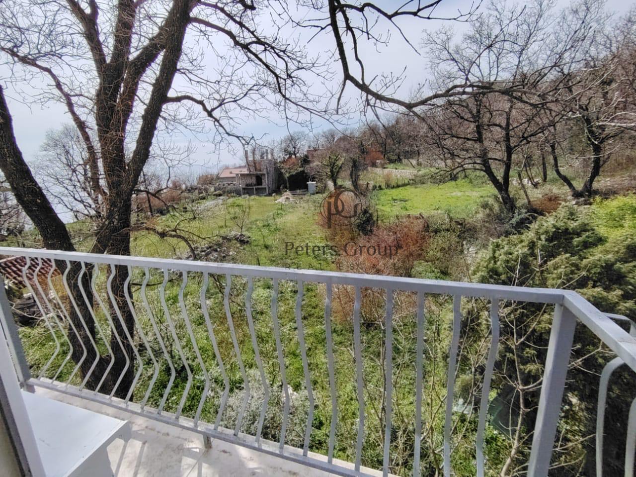 A panoramic duplex house with a large plot for sale in Sutomore, Zagrađe.