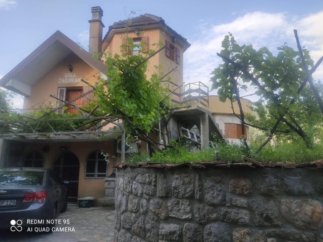 A vineyard with a winery in the valley of the Zeta River is for sale