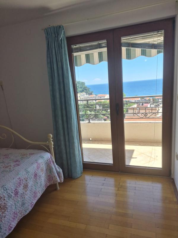 Moderne Zweizimmerwohnung mit Garage im Zentrum von Petrovac