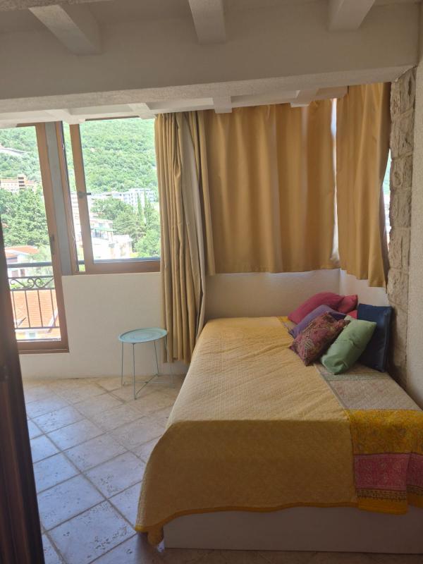 Moderne Zweizimmerwohnung mit Garage im Zentrum von Petrovac