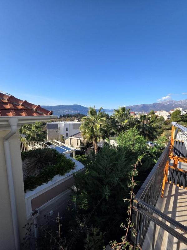 Dvosoban stan sa garazom u Kavi, Tivat
