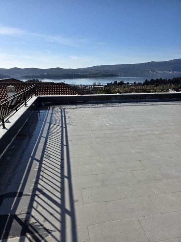 Dvosoban stan sa garazom u Kavi, Tivat