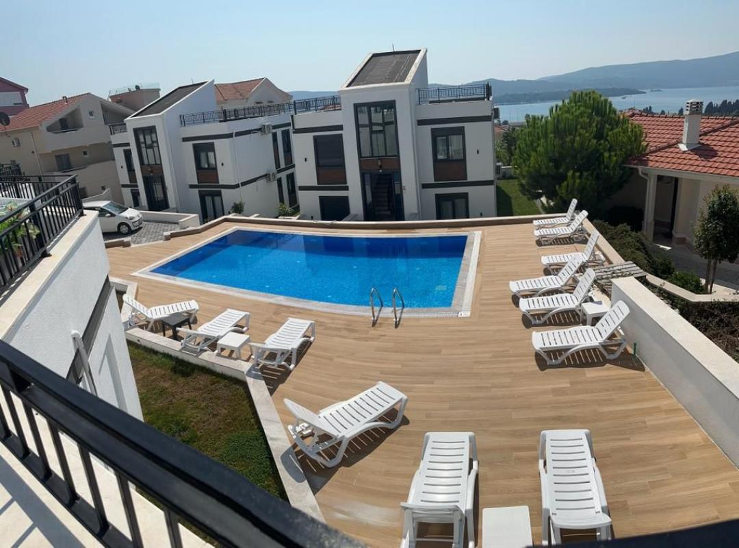 Dvosoban stan sa garazom u Kavi, Tivat