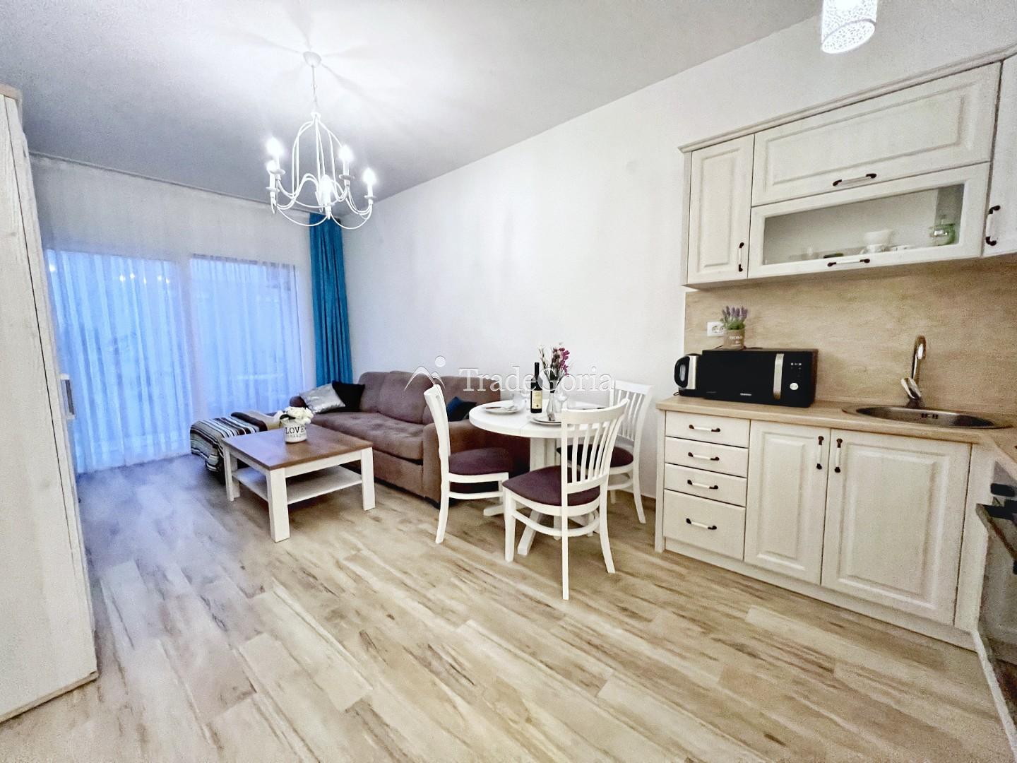 Wohnung als fertiges Geschäft! Studio in erster Linie in einer Anlage mit Pools und privatem Bad