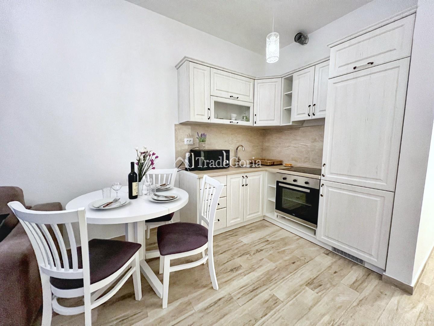 Wohnung als fertiges Geschäft! Studio in erster Linie in einer Anlage mit Pools und privatem Bad