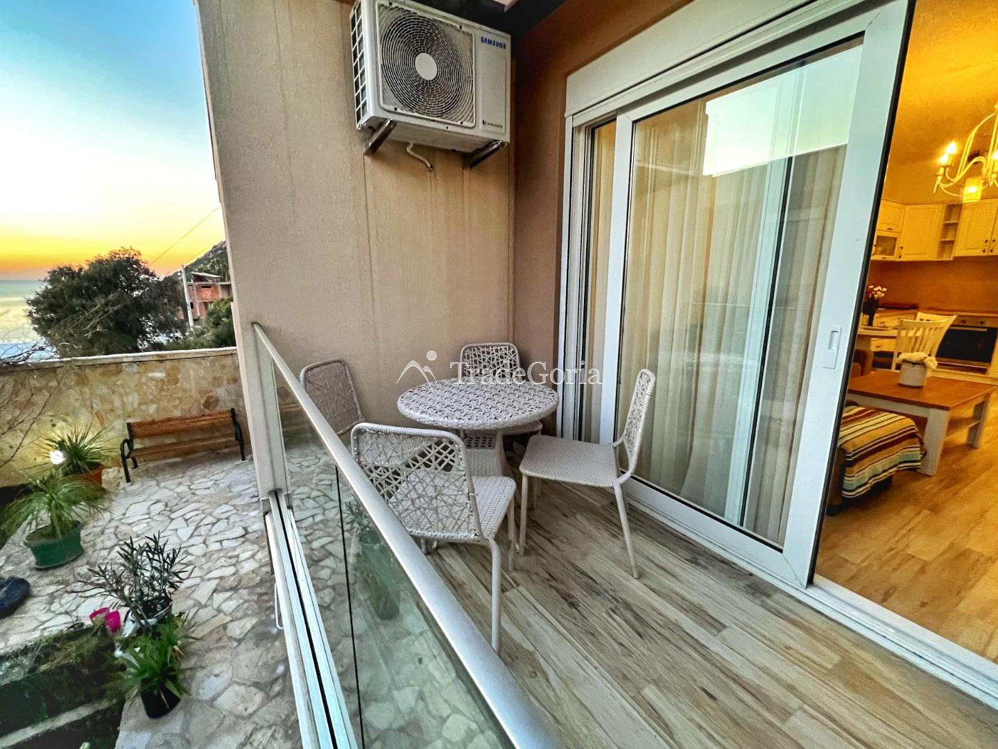 Wohnung als fertiges Geschäft! Studio in erster Linie in einer Anlage mit Pools und privatem Bad