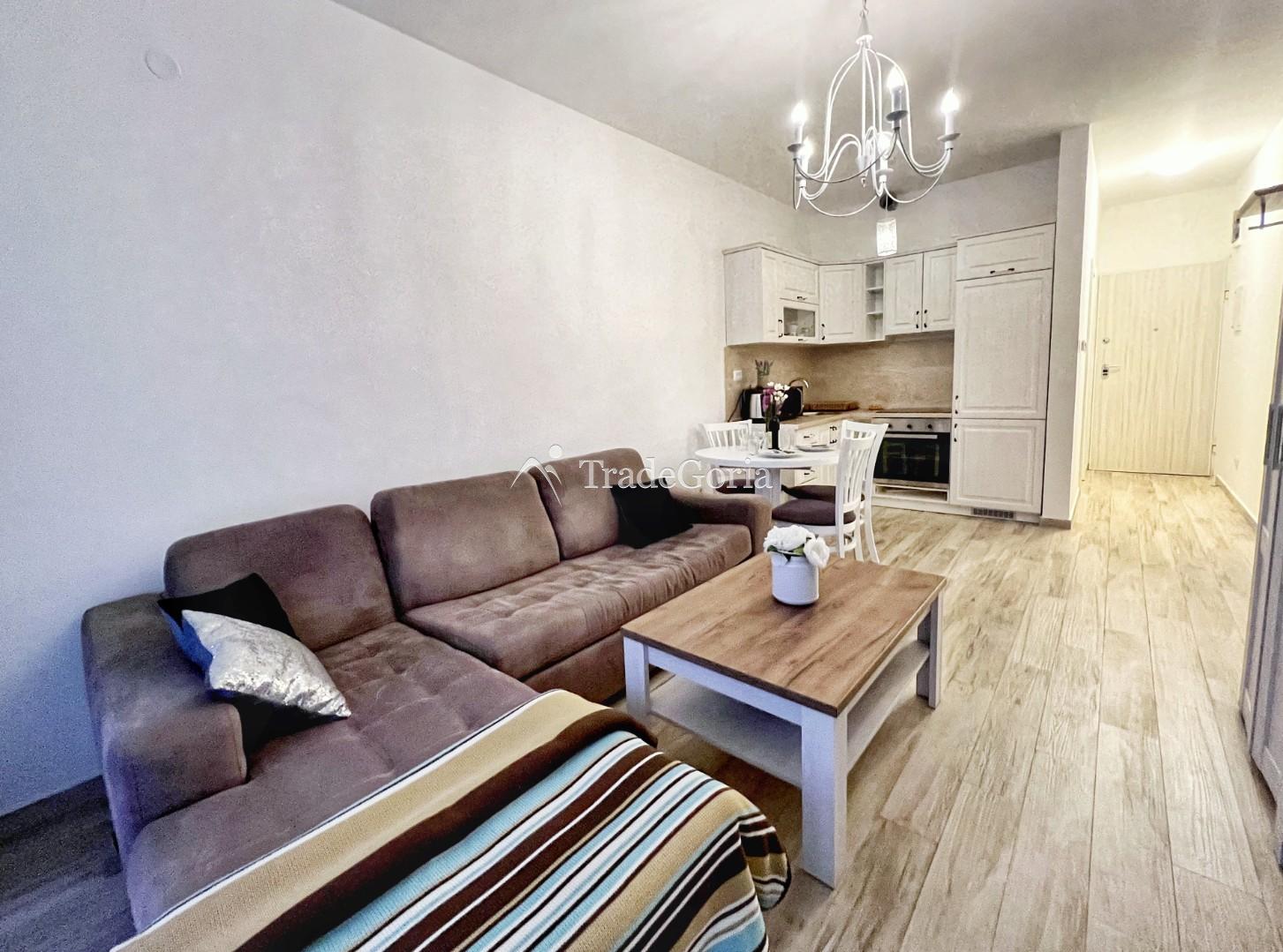 Wohnung als fertiges Geschäft! Studio in erster Linie in einer Anlage mit Pools und privatem Bad