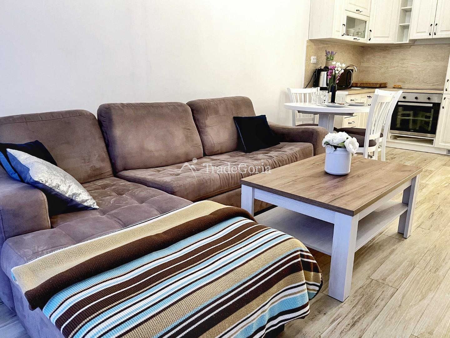 Wohnung als fertiges Geschäft! Studio in erster Linie in einer Anlage mit Pools und privatem Bad