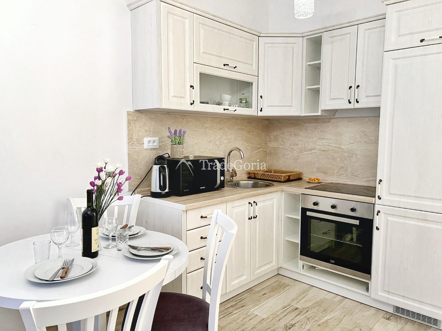 Wohnung als fertiges Geschäft! Studio in erster Linie in einer Anlage mit Pools und privatem Bad