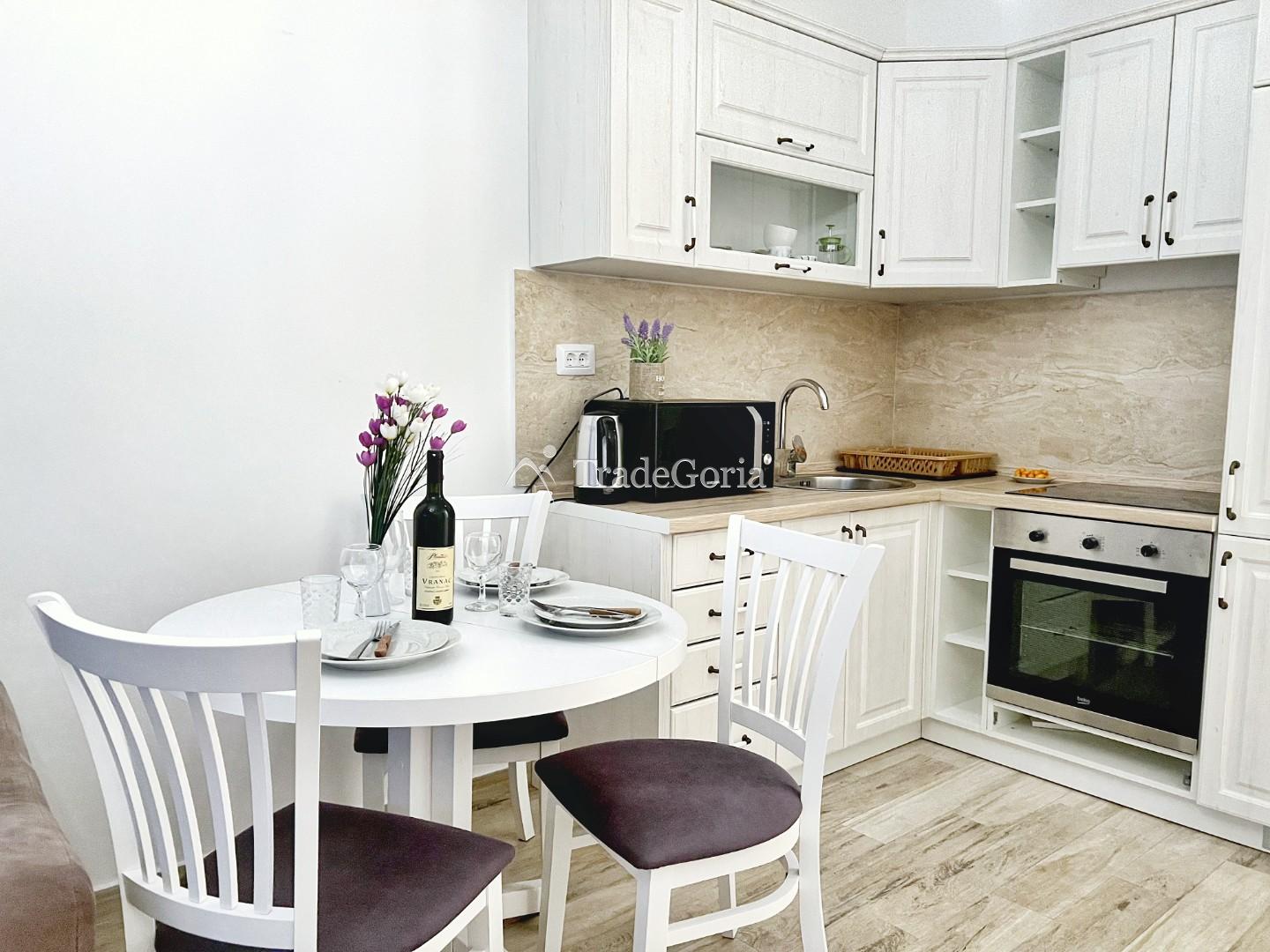 Wohnung als fertiges Geschäft! Studio in erster Linie in einer Anlage mit Pools und privatem Bad