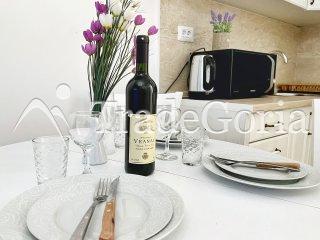 Wohnung als fertiges Geschäft! Studio in erster Linie in einer Anlage mit Pools und privatem Bad