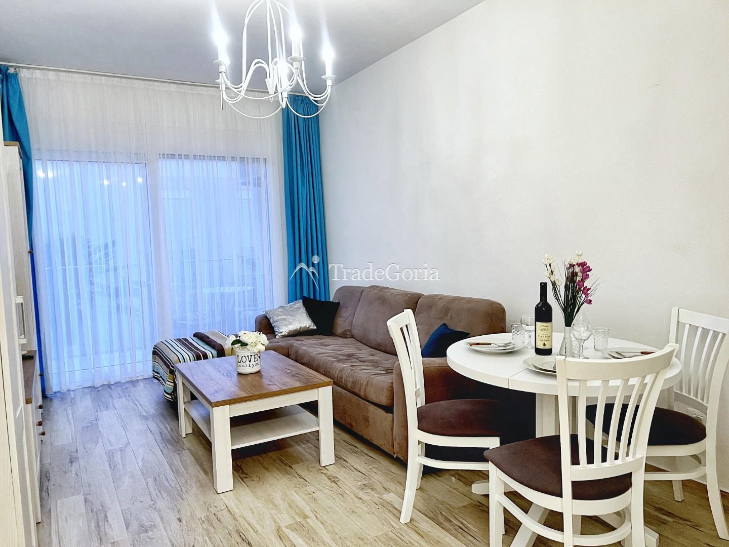 Wohnung als fertiges Geschäft! Studio in erster Linie in einer Anlage mit Pools und privatem Bad