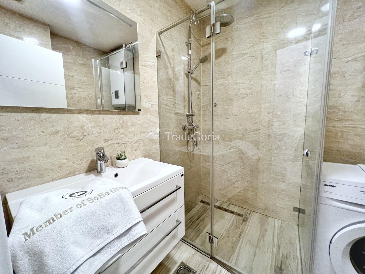 Wohnung als fertiges Geschäft! Studio in erster Linie in einer Anlage mit Pools und privatem Bad