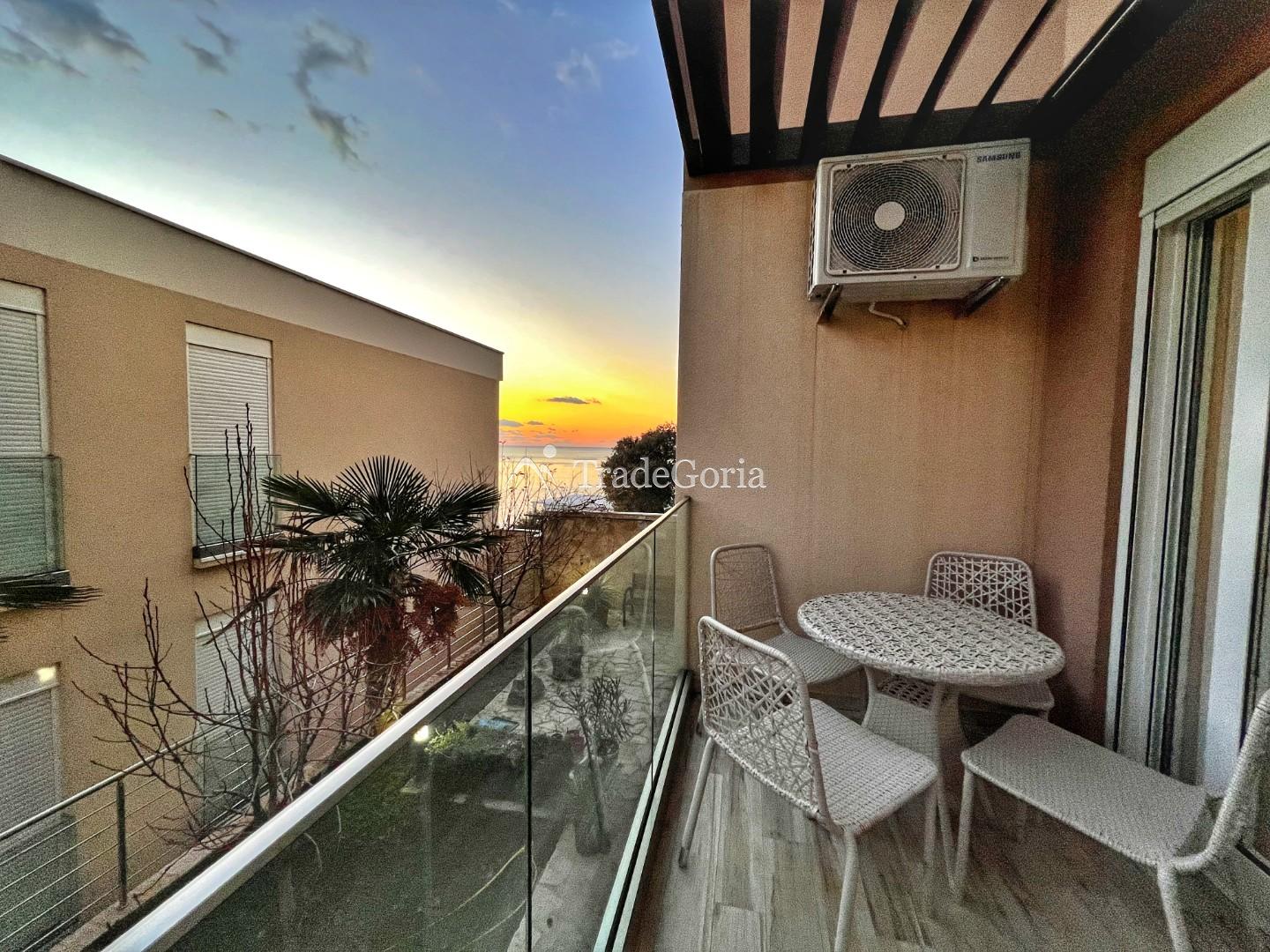 Wohnung als fertiges Geschäft! Studio in erster Linie in einer Anlage mit Pools und privatem Bad