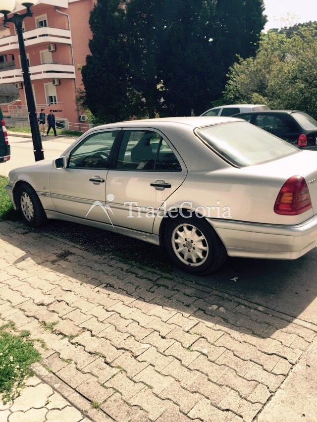 Apartmani u Vili Jadranka u Sutomoru sa bazenom