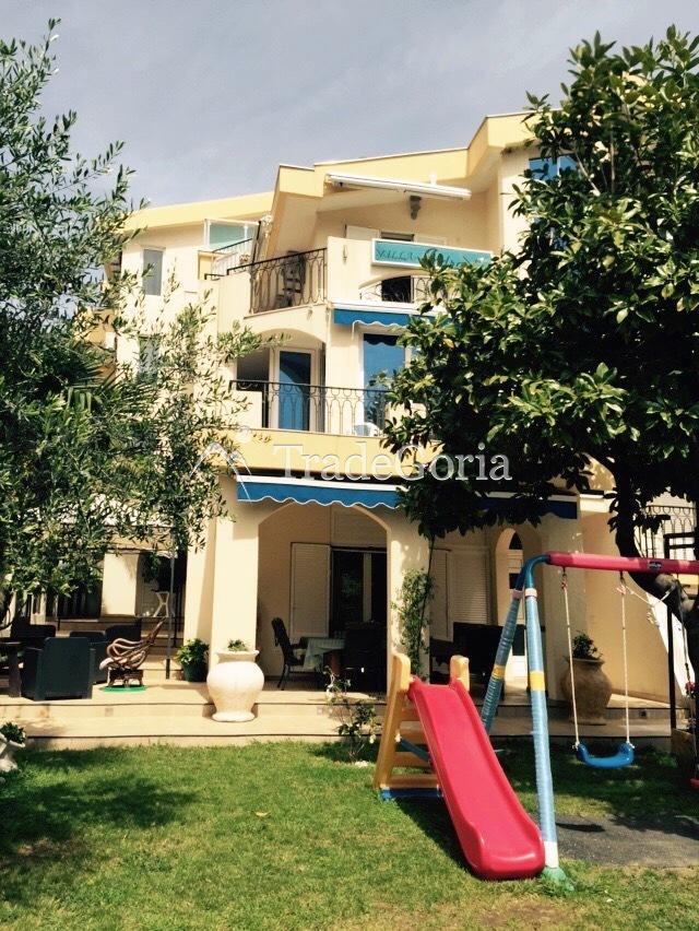 Apartmani u Vili Jadranka u Sutomoru sa bazenom