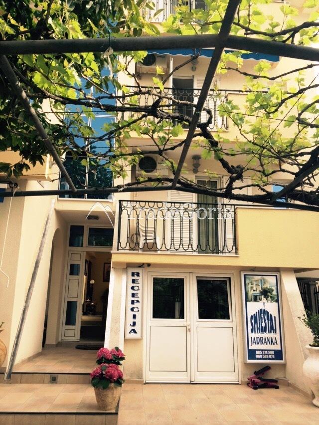 Apartmani u Vili Jadranka u Sutomoru sa bazenom